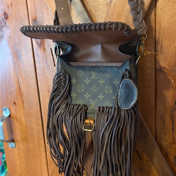 Vintage Boho L V crossbody - Picture 2 of 4